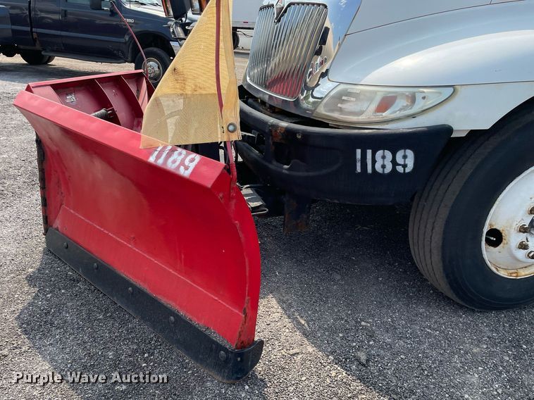 image for item DS8798 2005 International 4300  spreader truck