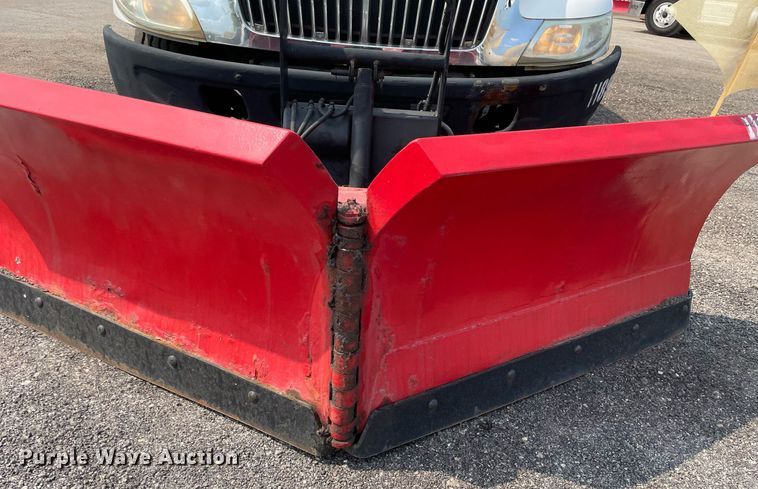 image for item DS8798 2005 International 4300  spreader truck