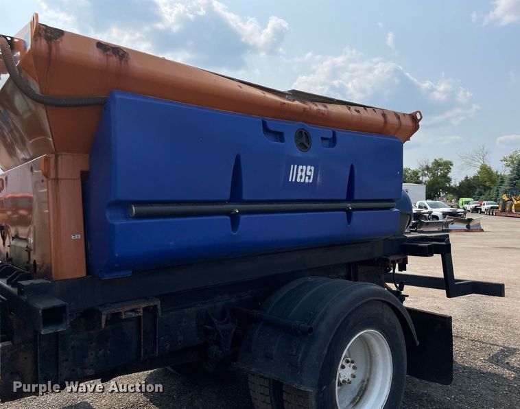 image for item DS8798 2005 International 4300  spreader truck