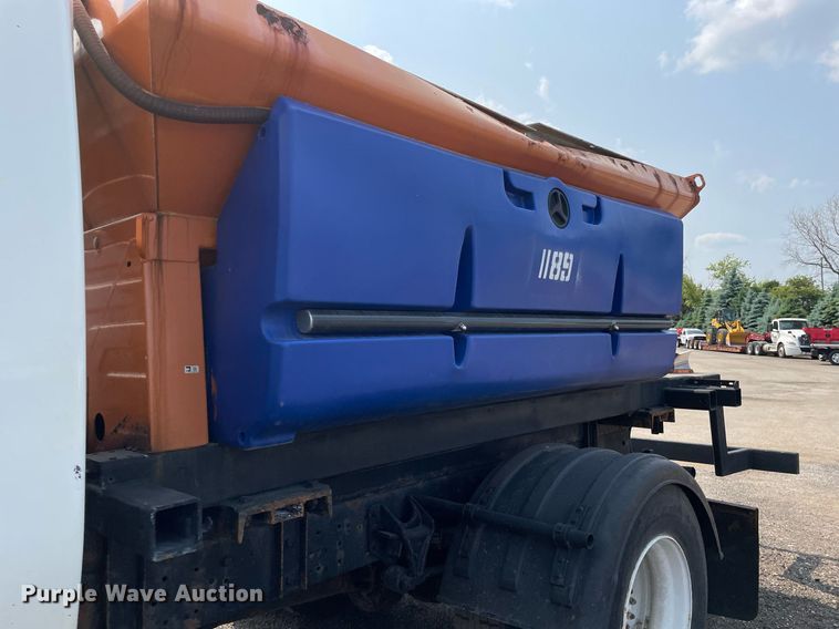 image for item DS8798 2005 International 4300  spreader truck