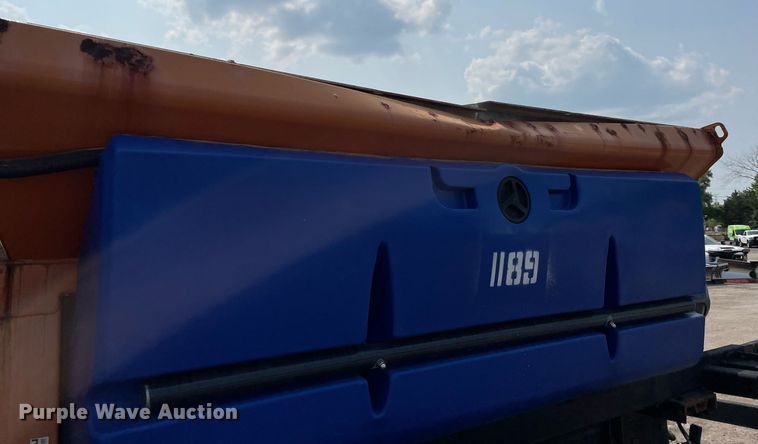 image for item DS8798 2005 International 4300  spreader truck