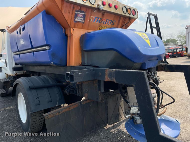 image for item DS8798 2005 International 4300  spreader truck