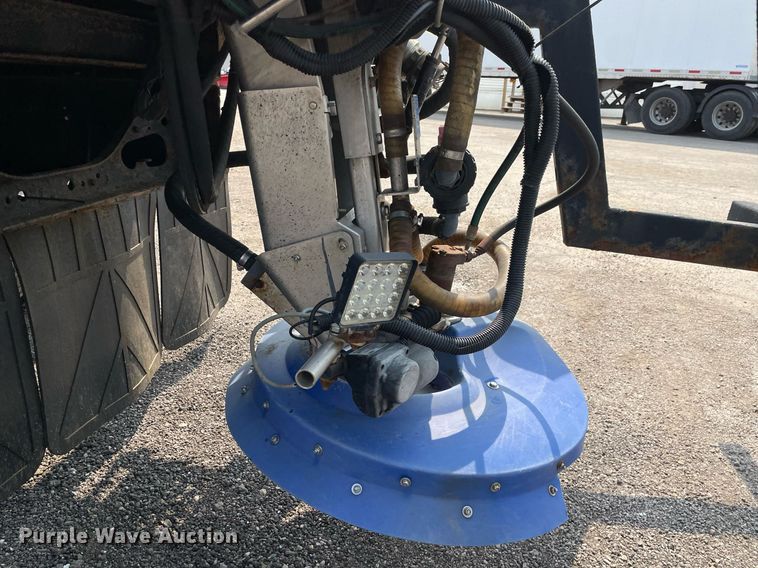 image for item DS8798 2005 International 4300  spreader truck