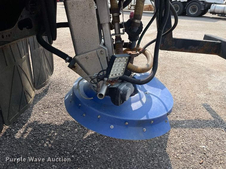 image for item DS8798 2005 International 4300  spreader truck