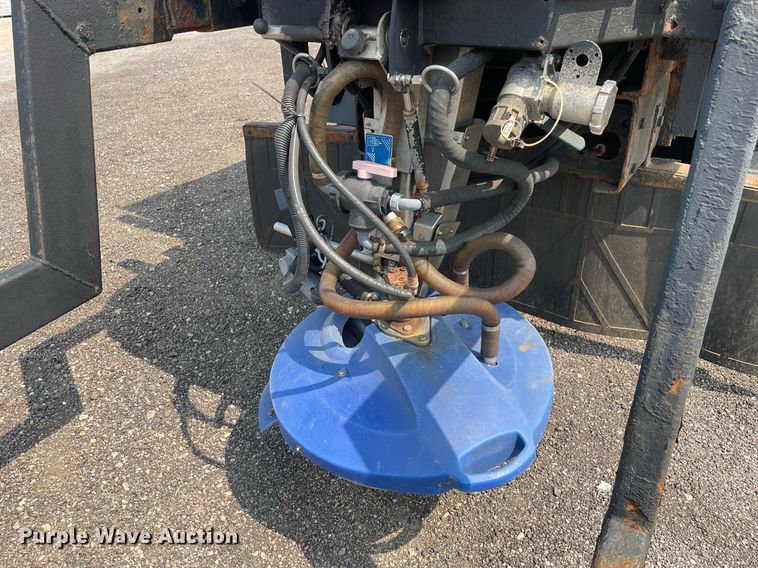 image for item DS8798 2005 International 4300  spreader truck