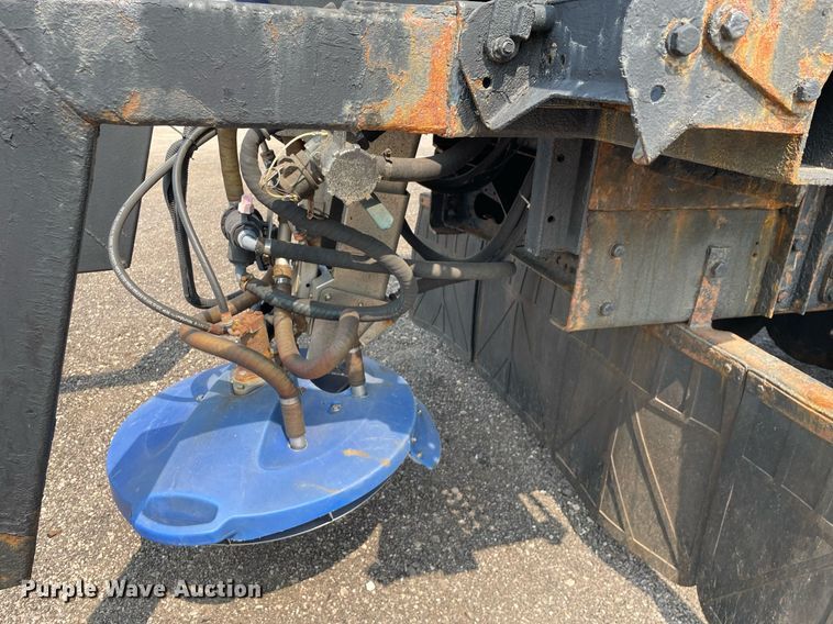 image for item DS8798 2005 International 4300  spreader truck