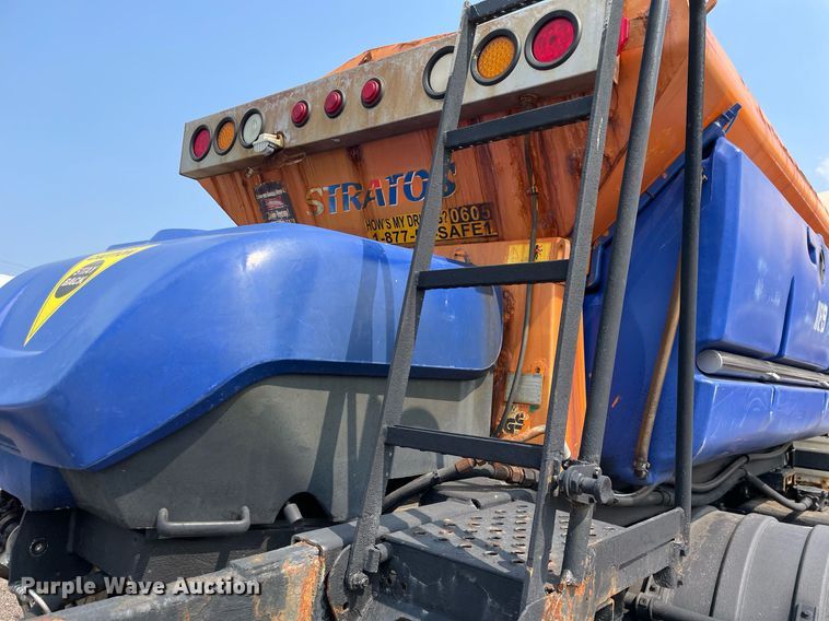 image for item DS8798 2005 International 4300  spreader truck