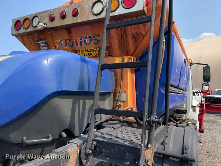 image for item DS8798 2005 International 4300  spreader truck