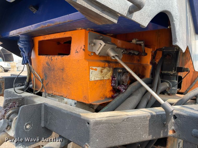 image for item DS8798 2005 International 4300  spreader truck