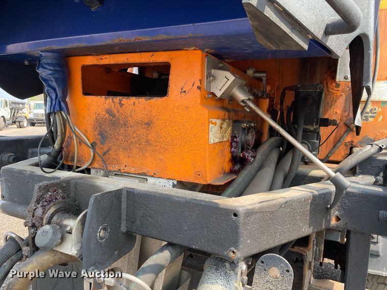 image for item DS8798 2005 International 4300  spreader truck