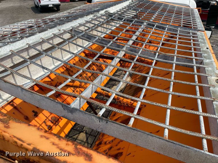 image for item DS8798 2005 International 4300  spreader truck