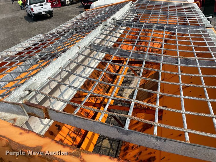 image for item DS8798 2005 International 4300  spreader truck