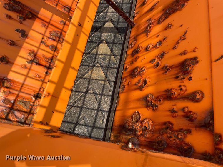 image for item DS8798 2005 International 4300  spreader truck