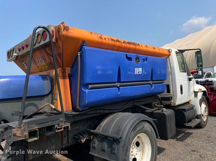 image for item DS8798 2005 International 4300  spreader truck