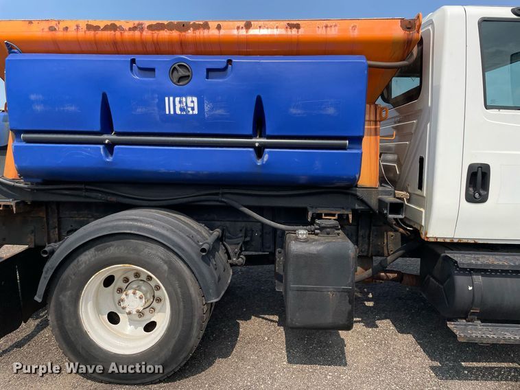 image for item DS8798 2005 International 4300  spreader truck