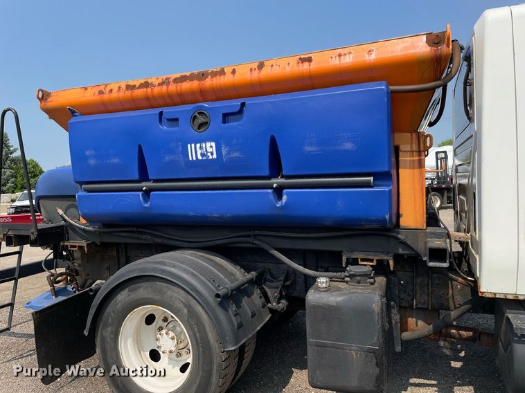 image for item DS8798 2005 International 4300  spreader truck