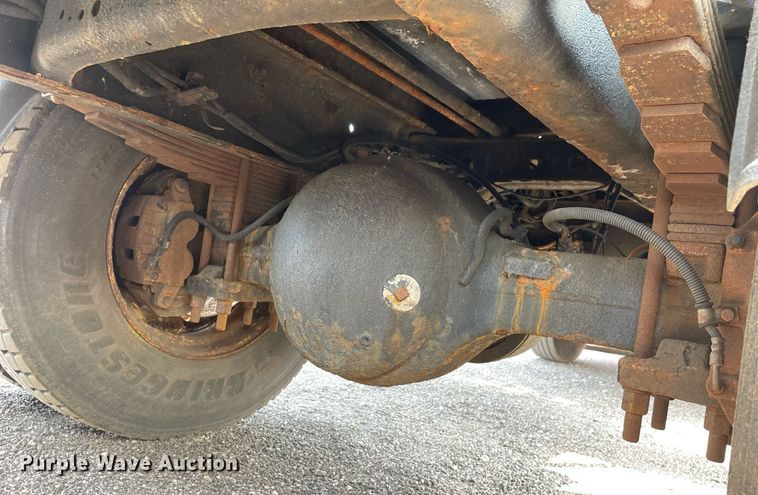 image for item DS8798 2005 International 4300  spreader truck