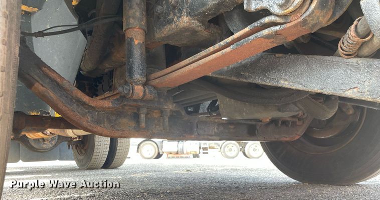 image for item DS8798 2005 International 4300  spreader truck