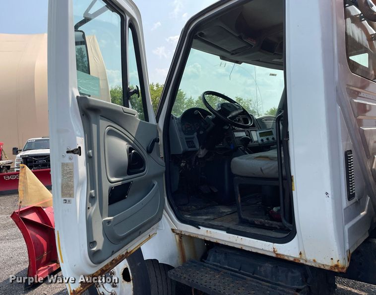 image for item DS8798 2005 International 4300  spreader truck