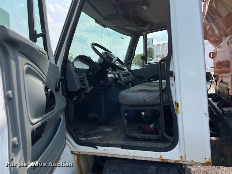 image for item DS8798 2005 International 4300  spreader truck