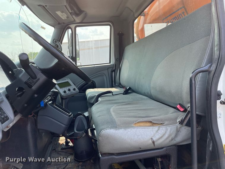 image for item DS8798 2005 International 4300  spreader truck