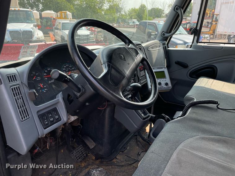 image for item DS8798 2005 International 4300  spreader truck