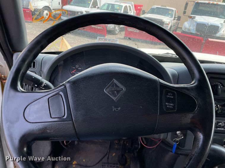 image for item DS8798 2005 International 4300  spreader truck