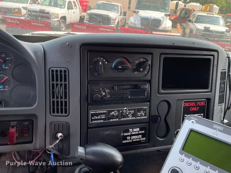 image for item DS8798 2005 International 4300  spreader truck