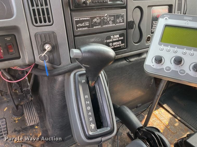 image for item DS8798 2005 International 4300  spreader truck