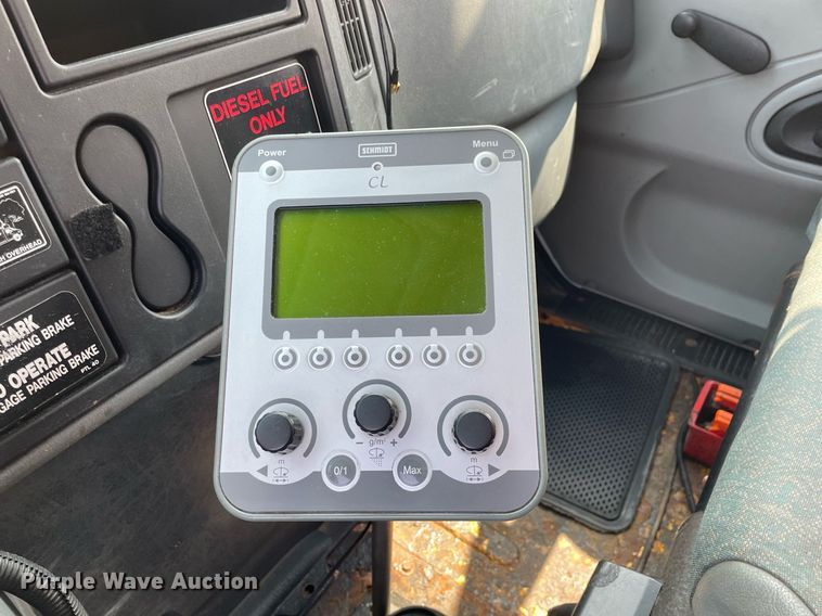 image for item DS8798 2005 International 4300  spreader truck