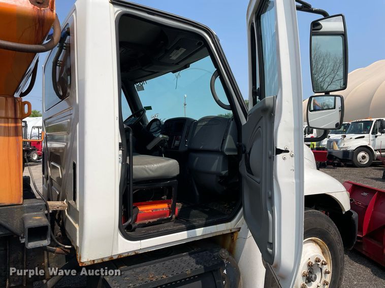 image for item DS8798 2005 International 4300  spreader truck