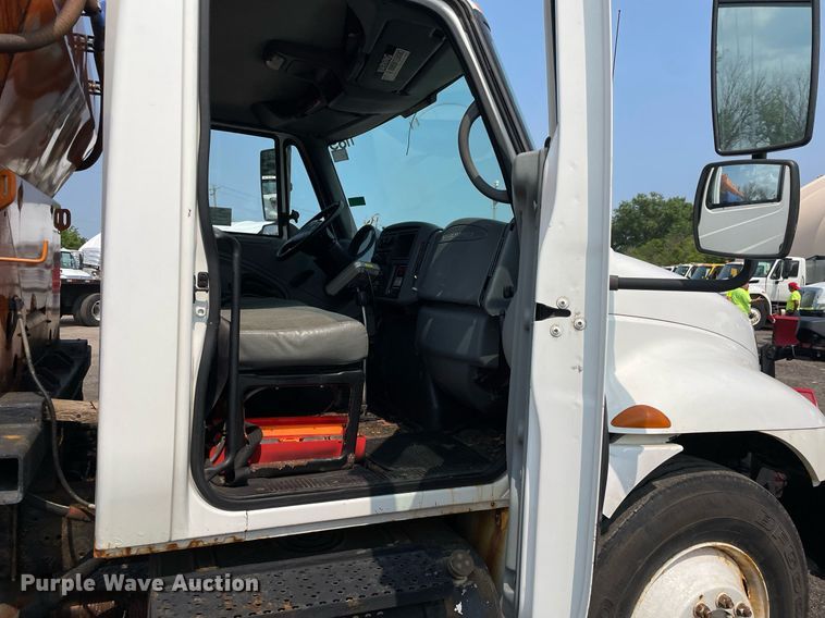 image for item DS8798 2005 International 4300  spreader truck