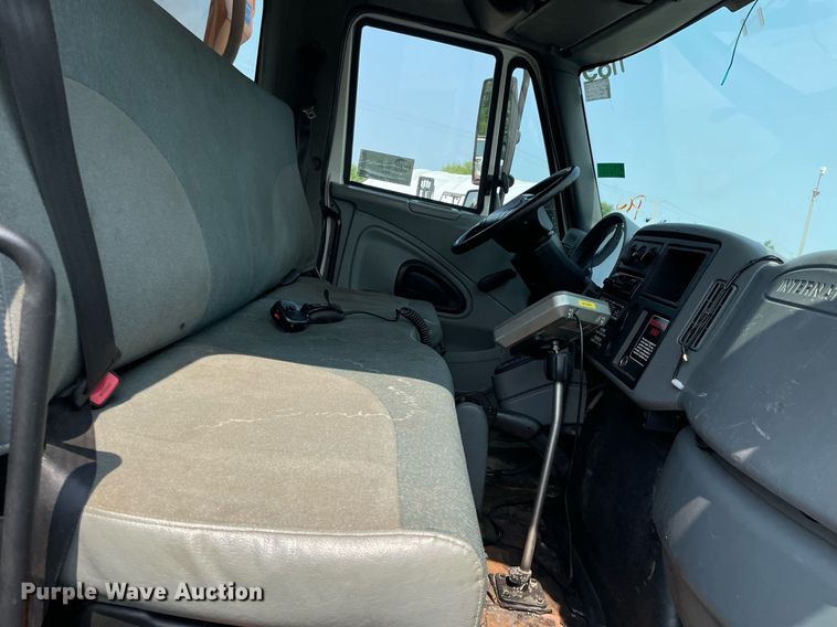 image for item DS8798 2005 International 4300  spreader truck