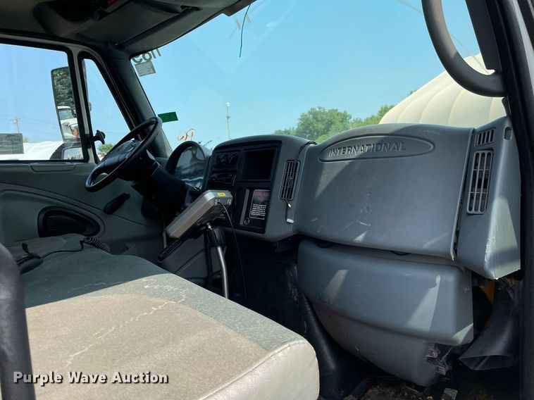 image for item DS8798 2005 International 4300  spreader truck