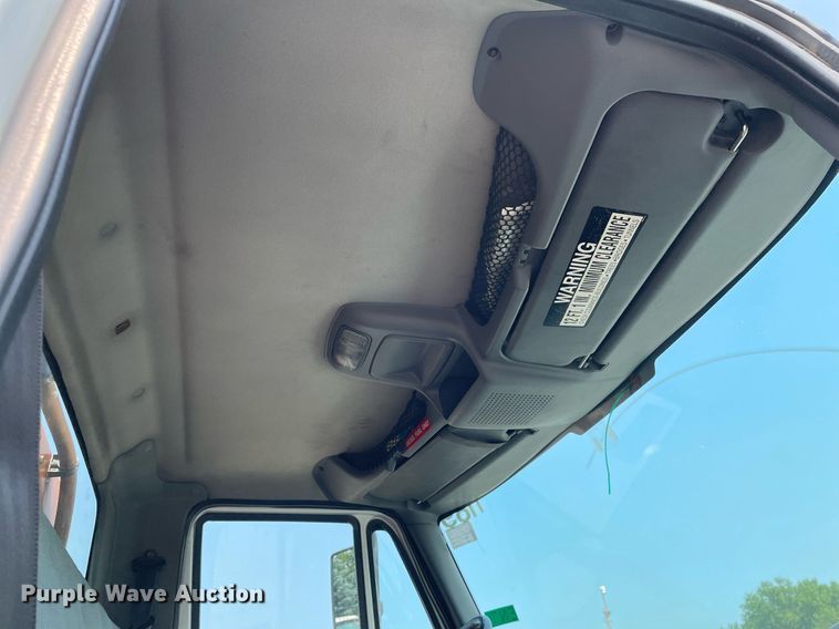 image for item DS8798 2005 International 4300  spreader truck