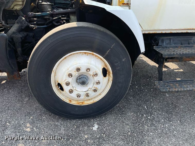 image for item DS8798 2005 International 4300  spreader truck