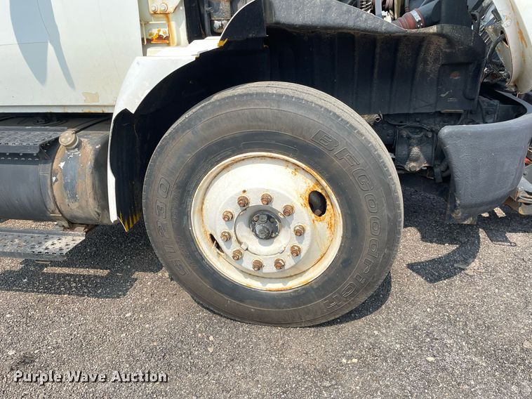 image for item DS8798 2005 International 4300  spreader truck