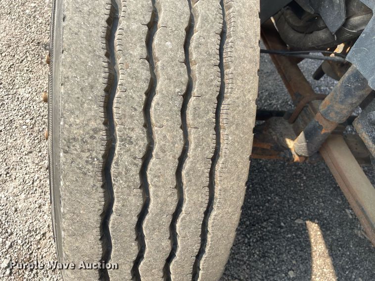 image for item DS8798 2005 International 4300  spreader truck