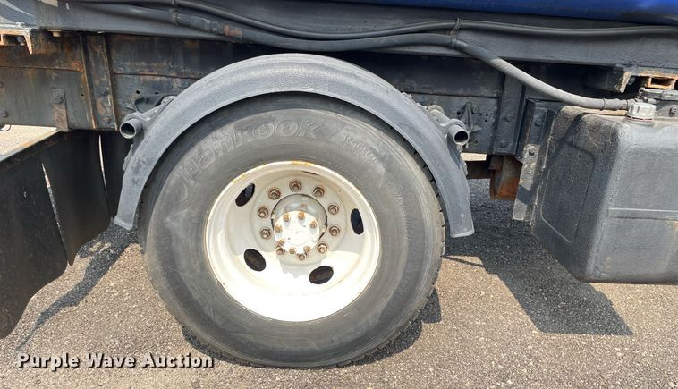 image for item DS8798 2005 International 4300  spreader truck