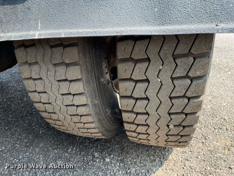 image for item DS8798 2005 International 4300  spreader truck