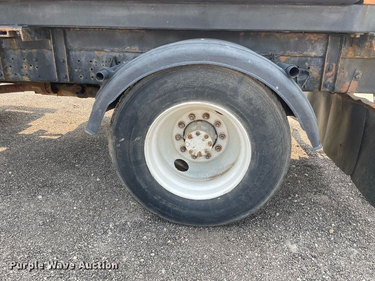 image for item DS8798 2005 International 4300  spreader truck