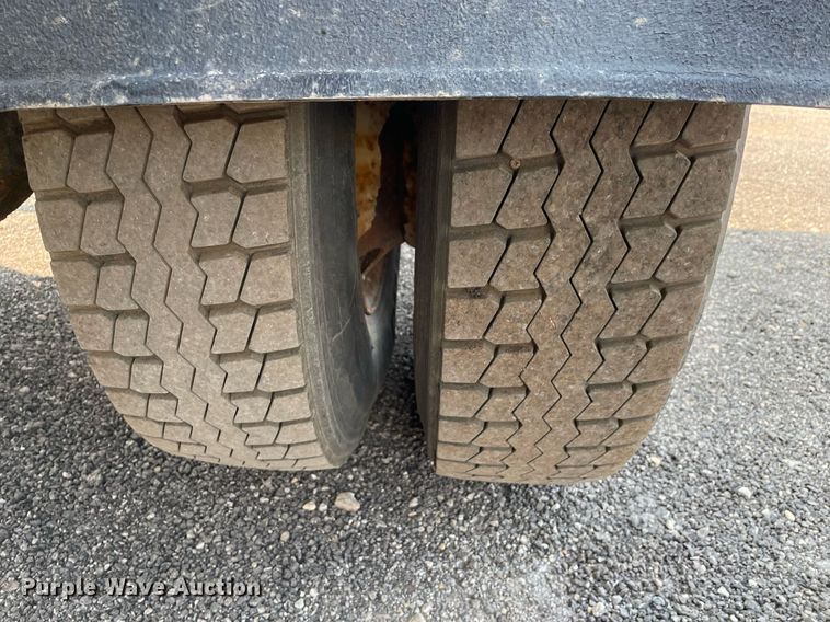 image for item DS8798 2005 International 4300  spreader truck