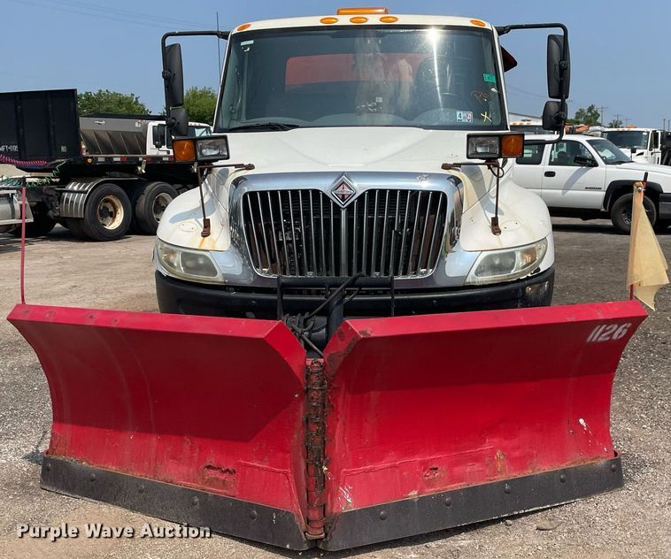 image for item DS8799 2006 International 4300  spreader truck