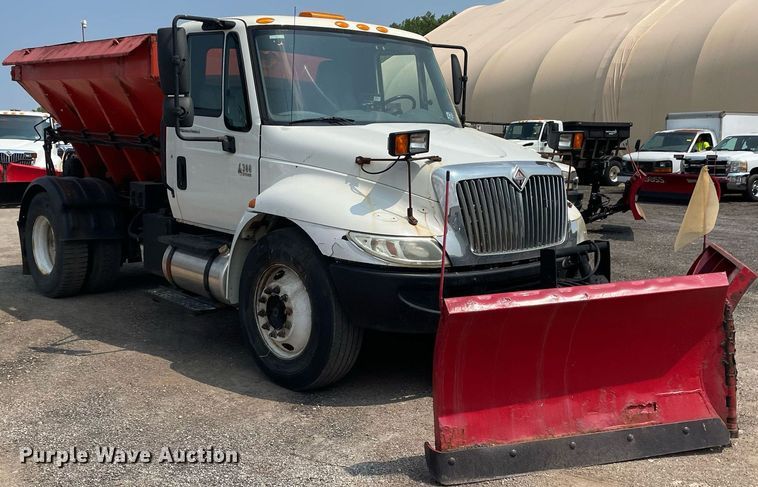 image for item DS8799 2006 International 4300  spreader truck