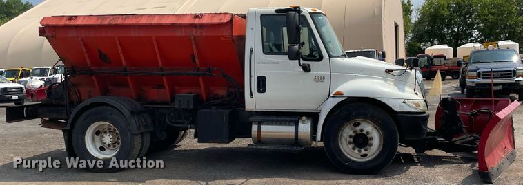 image for item DS8799 2006 International 4300  spreader truck