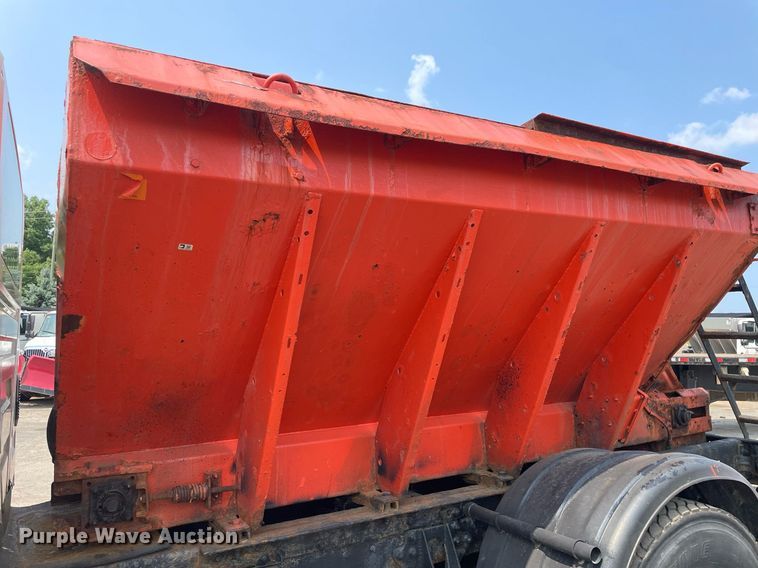 image for item DS8799 2006 International 4300  spreader truck