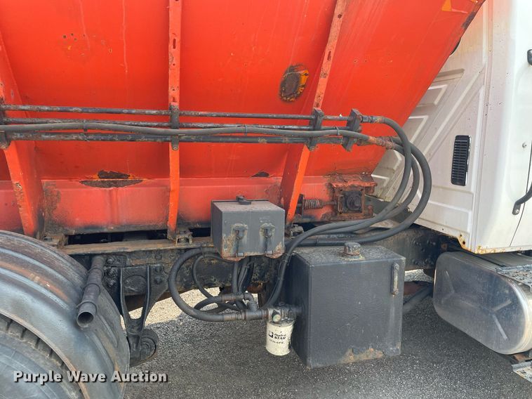 image for item DS8799 2006 International 4300  spreader truck