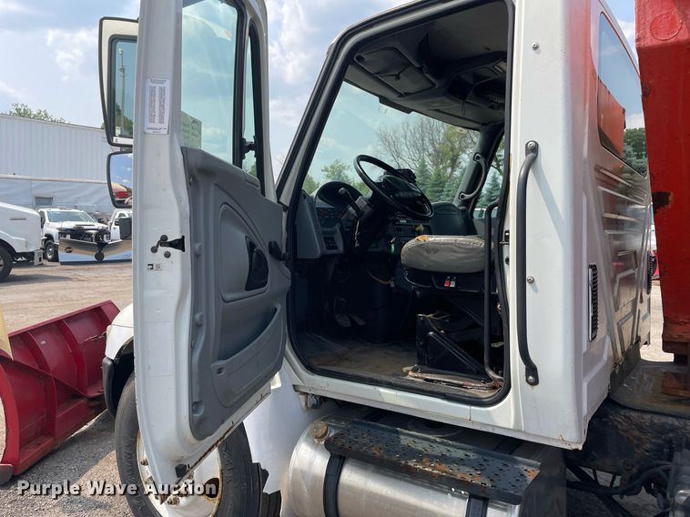 image for item DS8799 2006 International 4300  spreader truck