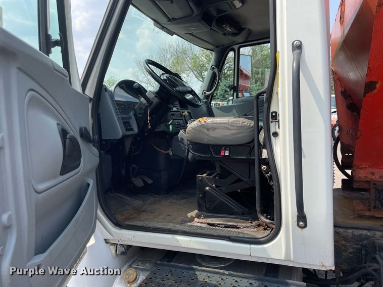 image for item DS8799 2006 International 4300  spreader truck