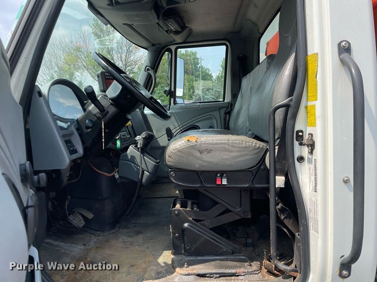 image for item DS8799 2006 International 4300  spreader truck